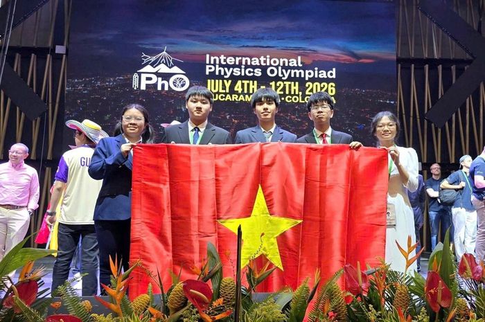 Đội tuyển quốc gia Việt Nam tham dự Olympic Vật lý quốc tế 2026. Từ trái sang phải: Vũ Nguyên Nguyên, Tạ Ngọc Minh, Nguyễn Nhật Minh, Lê Duy Khánh và Nguyễn Thị Bích Ngọc.