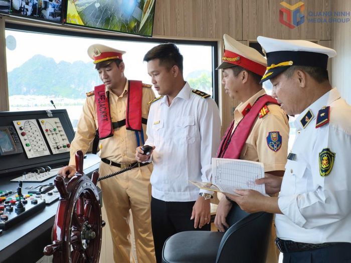 Lực lượng chức năng kiểm tra hệ thống liên lạc trên phương tiện trên tàu. (Ảnh: QMG)