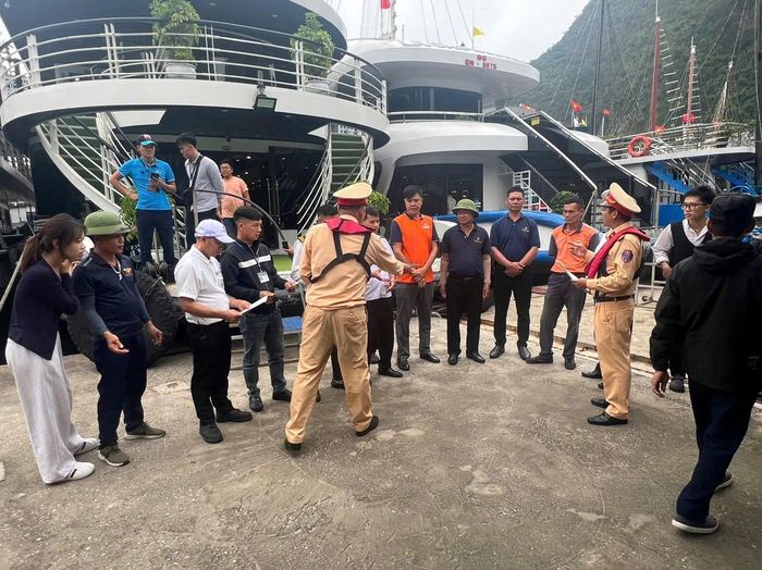 Lực lượng Cảnh sát đường thủy, Công an tỉnh Quảng Ninh phát tờ rơi tuyên truyền các điểm tránh trú bão cho thuyền trưởng, thuyền viên tại điểm du lịch trên vịnh Hạ Long.