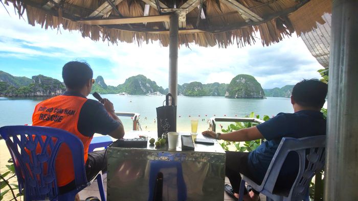 Tại trạm cứu nạn cứu hộ trên đảo Ti Tốp, nhân viên thay phiên trực để đảm bảo an toàn mỗi khi du khách gặp sự cố.