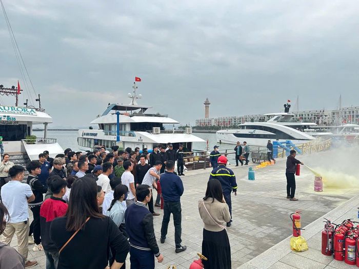 Lực lượng chức năng tổ chức tuyên truyền, tập huấn các quy định của pháp luật về kiến thức, kỹ năng, phòng cháy, chữa cháy và cứu hộ cứu nạn cho các chủ tàu, thuyền viên, người làm việc trên các tàu du lịch hoạt động trên vịnh Hạ Long và vịnh Bái Tử Long.