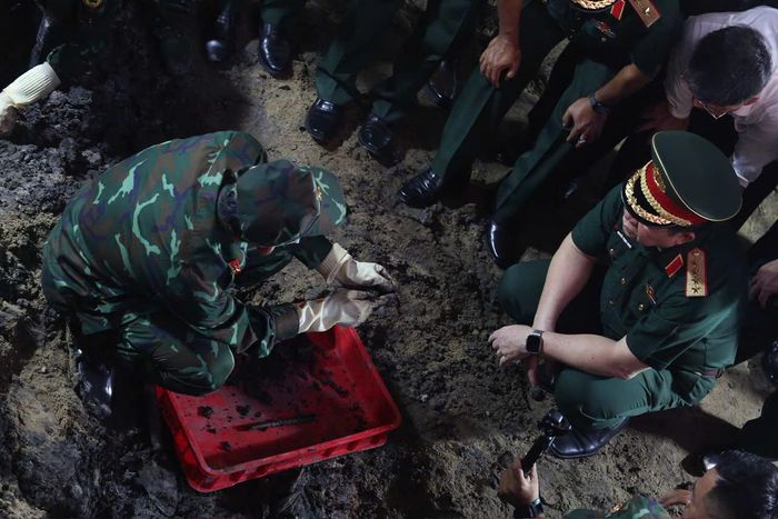 Đại tướng Nguyễn Trọng Nghĩa kiểm tra, động viên lực lượng làm nhiệm vụ tìm kiếm hài cốt liệt sĩ.