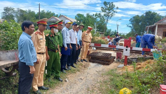 Liên tiếp đóng nhiều lối đi tự mở nguy hiểm qua đường sắt Bắc - Nam qua TP Huế.