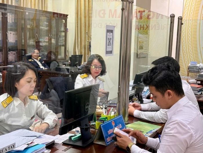Công chức Thuế tỉnh Tuyên Quang hỗ trợ người nộp thuế. Ảnh: CTV.