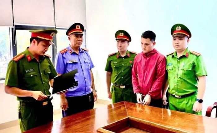 Cơ quan Cảnh sát điều tra Công an tỉnh tổng đạt quyết định bắt bị can để tạm giam đối với Lê Văn Thành (áo đỏ).