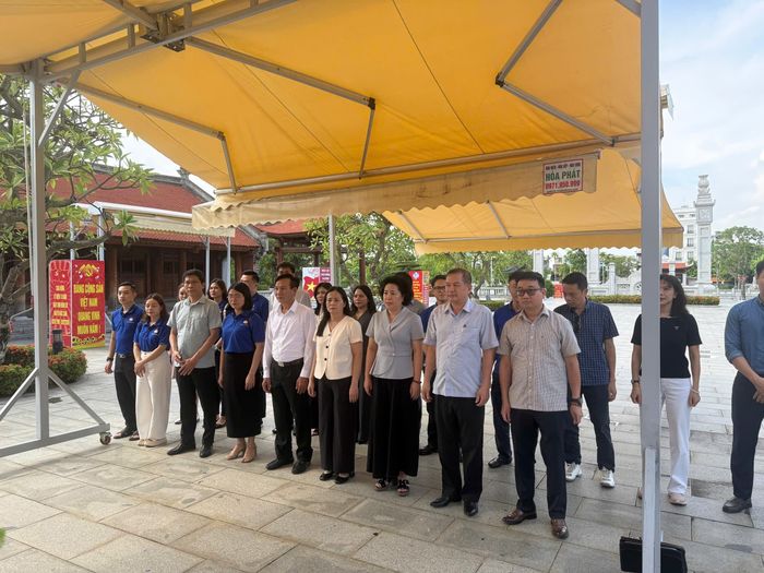 Đoàn công tác Chi bộ Ban Tổ chức - Kiểm tra, Cơ quan Ủy ban Trung ương MTTQ Việt Nam dâng hương tưởng niệm đồng chí Nguyễn Đức Cảnh tại Nhà tưởng niệm ở phường An Hải, thành phố Hải Phòng