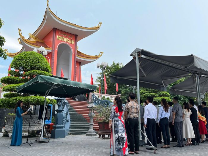 Sáng 11/7, đoàn tiếp tục đến Khu lưu niệm đồng chí Nguyễn Đức Cảnh tại xã Thái Thụy, tỉnh Hưng Yên – quê hương của đồng chí