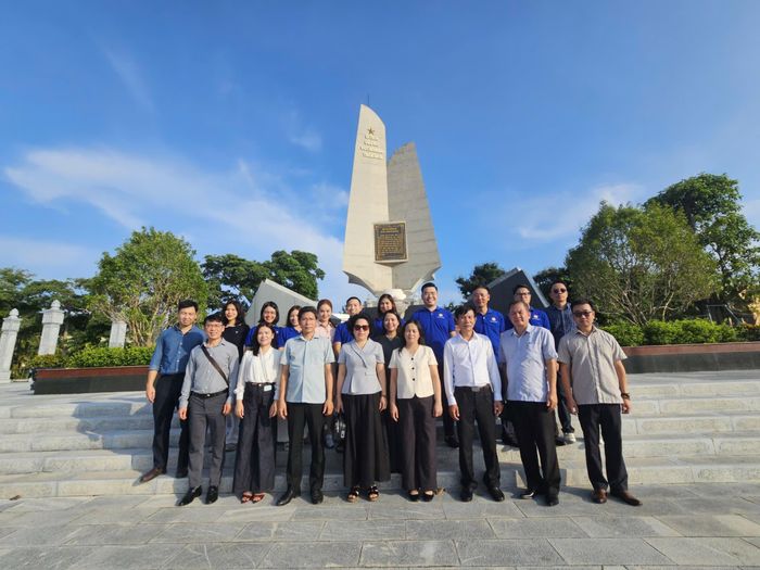 Đoàn tham quan Di tích Bến tàu Không số K15 (Đồ Sơn, Hải Phòng), "địa chỉ đỏ" gắn với tuyến vận tải chiến lược Đường Hồ Chí Minh trên biển trong cuộc kháng chiến chống Mỹ, cứu nước
