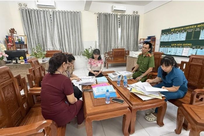 Đoàn kiểm tra liên ngành phường Chánh Hiệp kiểm tra điều kiện vệ sinh, hồ sơ pháp lý và việc chấp hành các quy định về an toàn thực phẩm tại một cơ sở kinh doanh.