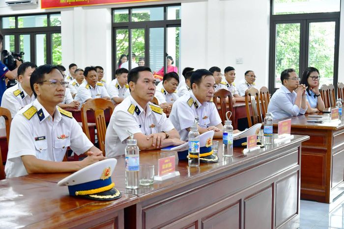 Đại biểu dự lễ cắt băng khánh thành.