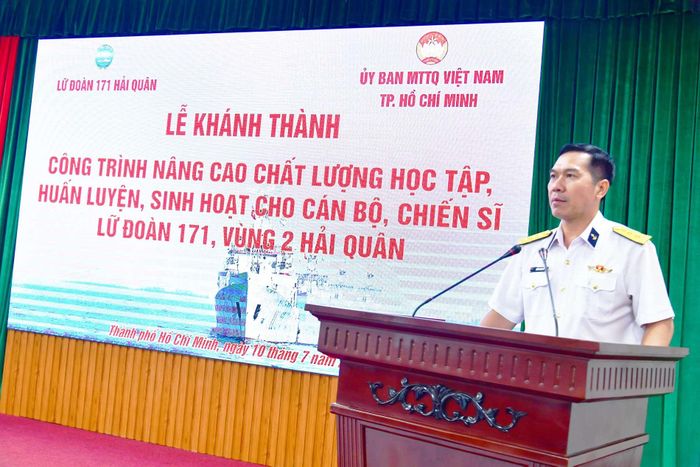 Thượng tá Trần Thanh Vũ, Chính ủy Lữ đoàn 171 Vùng 2 Hải quân phát biểu.