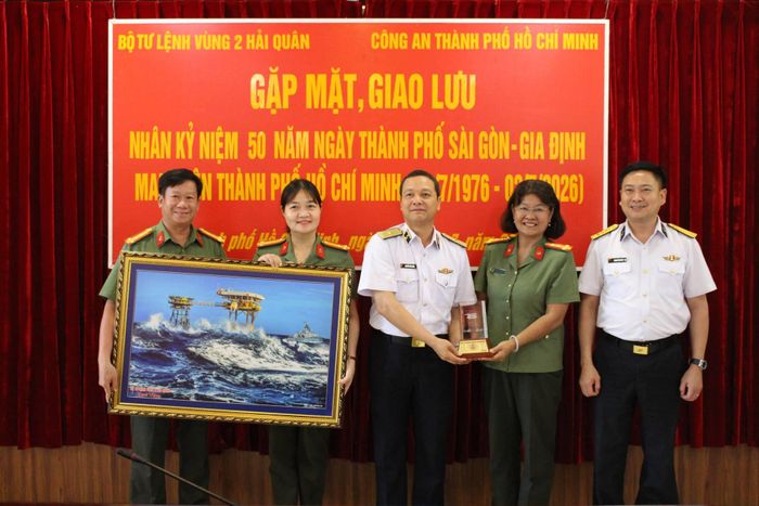 Thủ trưởng Bộ Tư lệnh Vùng 2 Hải quân (giữa) tặng quà cho Công an TP.HCM.