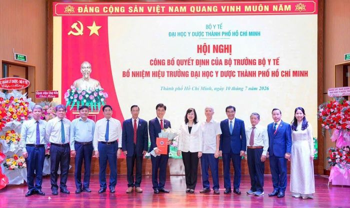 Bộ trưởng Bộ Y tế Đào Hồng Lan chụp hình lưu niệm cùng ban giám hiệu