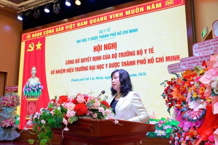 Bộ trưởng Bộ Y tế Đào Hồng Lan phát biểu chúc mừng và giao nhiệm vụ