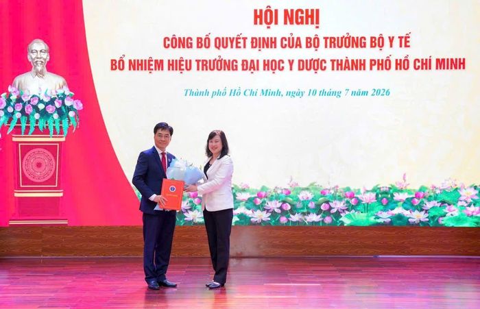 Bộ trưởng Bộ Y tế Đào Hồng Lan trao Quyết định và tặng hoa chúc mừng GS.TS. Trần Diệp Tuấn