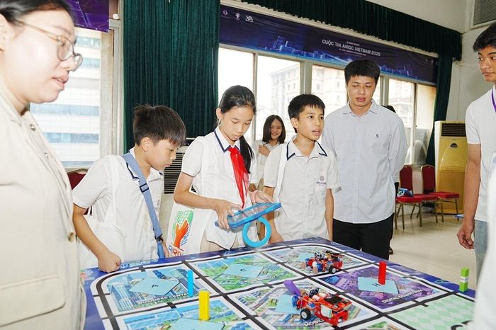 Học sinh trải nghiệm robot vật lý Leanbot tại khu trải nghiệm trong lễ phát động cuộc thi. Ảnh: Ban tổ chức