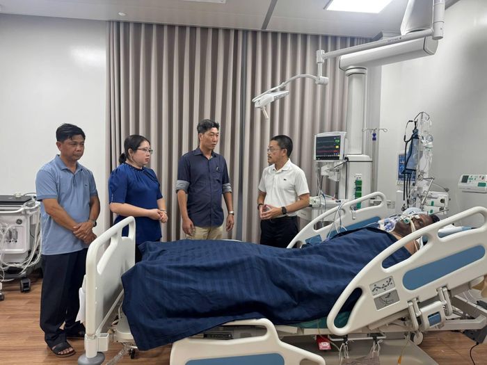 Lãnh đạo chính quyền Đặc khu Phú Quốc kịp thời thăm hỏi tình hình sức khỏe các nạn nhân đang điều trị tại bệnh viện.