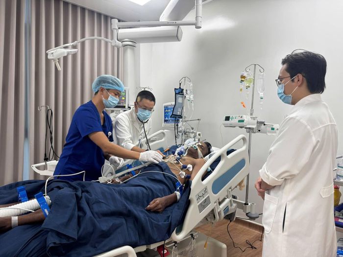 2 trường hợp nguy kịch được các y, bác sĩ tập trung cứu chữa với sự hỗ trợ của nhiều chuyên khoa.
