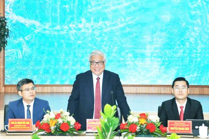 GS. TSKH. Vũ Minh Giang, Chủ tịch Hội đồng Khoa học và Đào tạo, Đại học Quốc gia Hà Nội, Phó Chủ tịch Hội Khoa học Lịch sử Việt Nam điều hành hội thảo. Ảnh: TTXVN