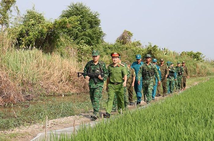 Lực lượng Công an cơ sở phối hợp với Bộ đội Biên phòng tỉnh An Giang tuần tra, bảo đảm an ninh biên giới. Ảnh: Tiến Tầm