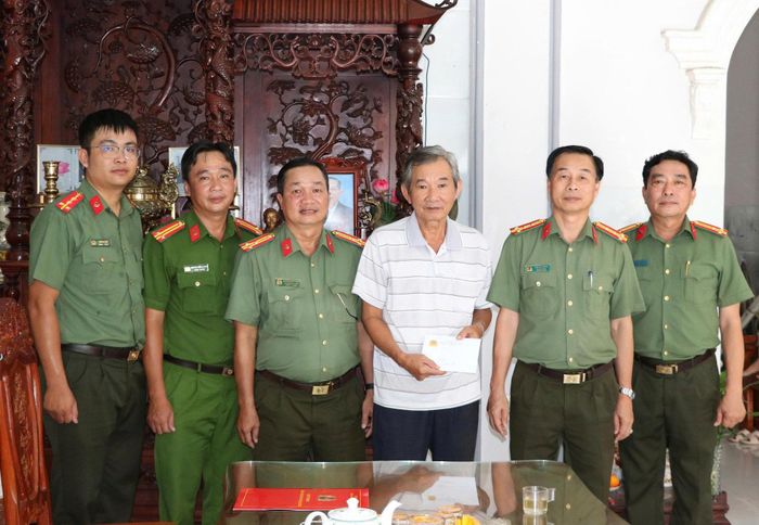 Đại tá Đào Hải Đăng, Phó Giám đốc Công an tỉnh An Giang thăm hỏi và trao tặng quà của Bộ Công an tặng các gia đình chính sách, gia đình có công trong lực lượng An ninh nhân dân trên địa bàn tỉnh. Ảnh: Tiến Tầm