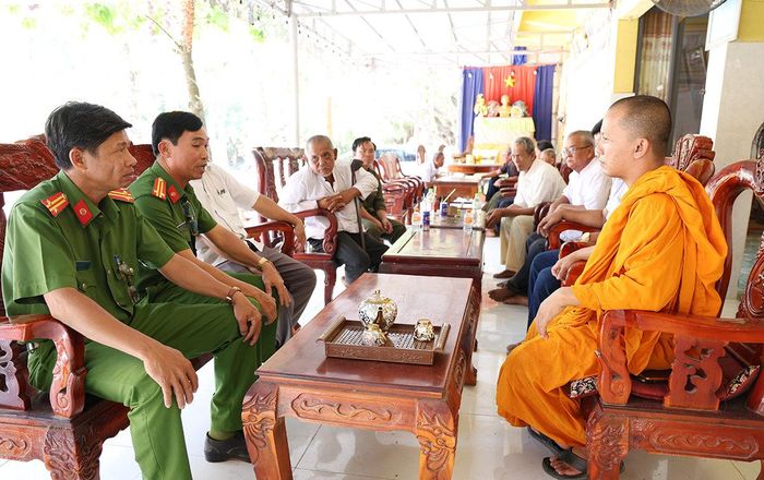 Công an xã An Cư tiếp xúc, trao đổi với trụ trì chùa Văn Râu về công tác tuyên truyền phòng, chống ma túy. Ảnh: Tiến Tầm