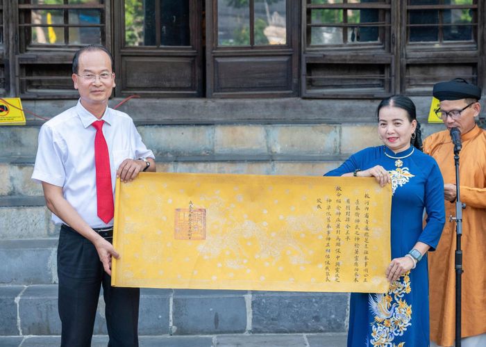 Trung tâm Bảo tồn Di tích Cố đô Huế tiếp nhận tài liệu, hiện vật do các nhà sưu tập trao tặng