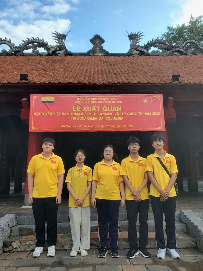 Lễ xuất quân của đội tuyển, từ trái sang: Tạ Ngọc Minh, Nguyễn Thị Bích Ngọc, Vũ Nguyên Nguyên, Lê Duy Khánh, Nguyễn Nhật Minh.