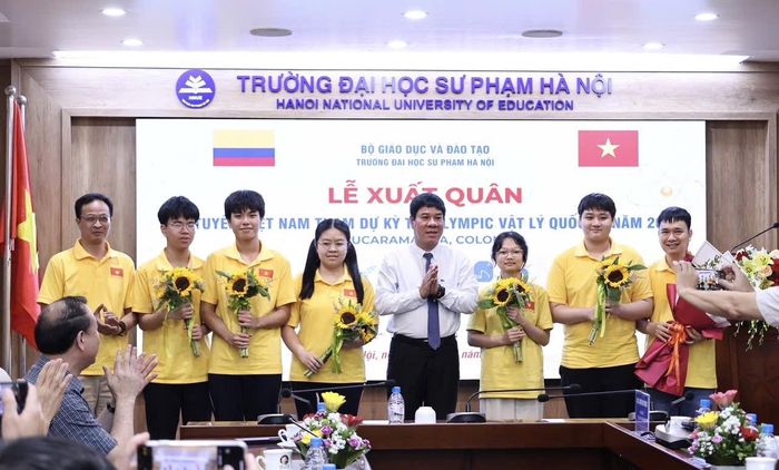 Lãnh đạo Bộ GD-ĐT chúc mừng các thí sinh và giáo viên trong Lễ xuất quân đi dự thi