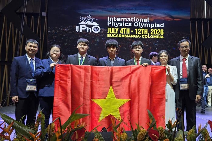 Từ trái sang: PGS.TS. Đỗ Danh Bích (Trưởng đoàn), Vũ Nguyên Nguyên, Tạ Ngọc Minh, Nguyễn Nhật Minh, Lê Duy Khánh, Nguyễn Thị Bích Ngọc, PGS.TS. Đặng Đức Vượng (Phó Trưởng đoàn)