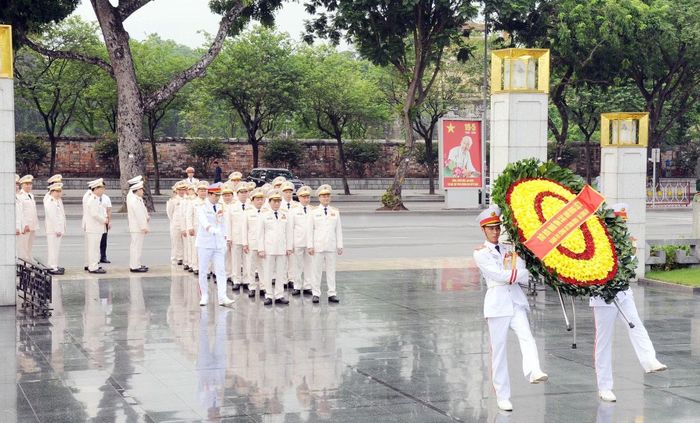 Đoàn đại biểu đặt vòng hoa, dâng hương tưởng niệm các Anh hùng Liệt sĩ tại Đài Tưởng niệm các Anh hùng Liệt sĩ trên đường Bắc Sơn.