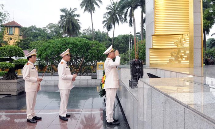 Các đại biểu dâng hương tưởng niệm các Anh hùng Liệt sĩ tại Đài Tưởng niệm các Anh hùng Liệt sĩ trên đường Bắc Sơn.