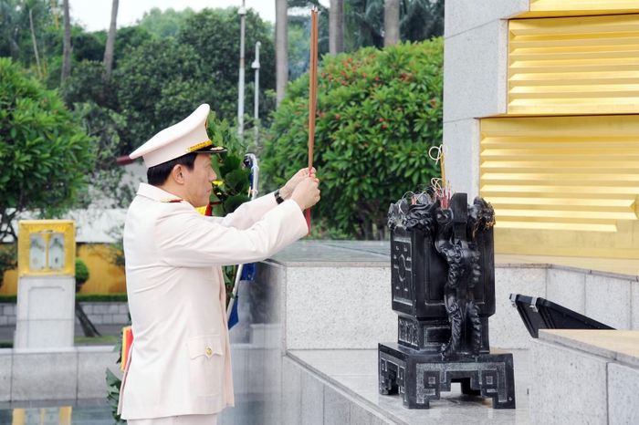 Bộ trưởng Lương Tam Quang dâng hương tưởng niệm các Anh hùng Liệt sĩ tại Đài Tưởng niệm các Anh hùng Liệt sĩ trên đường Bắc Sơn.