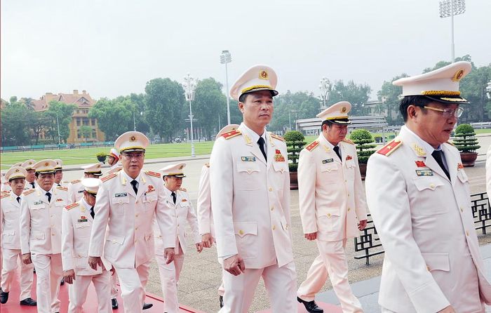 Đoàn đại biểu vào Lăng viếng Chủ tịch Hồ Chí Minh.
