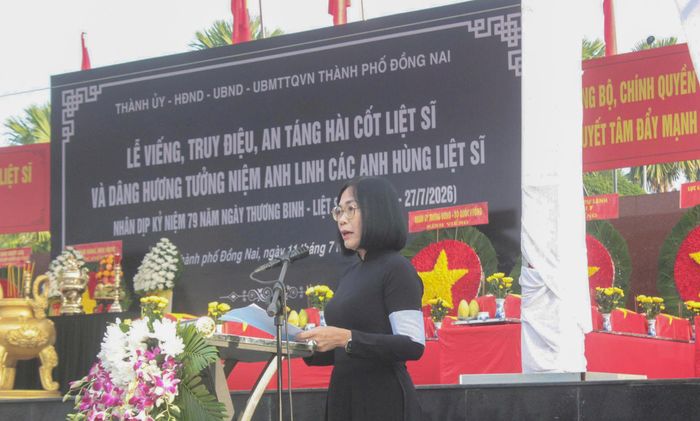 Phó Chủ tịch UBND TP. Đồng Nai Nguyễn Thị Hoàng đọc điếu văn tại lễ truy điệu 63 hài cốt liệt sĩ. Ảnh: Văn Dũng
