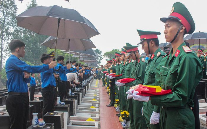 Sau lễ truy điệu, 63 hài cốt liệt sĩ được an táng tại Nghĩa trang Liệt sĩ Bình Phước. Ảnh: Văn Dũng