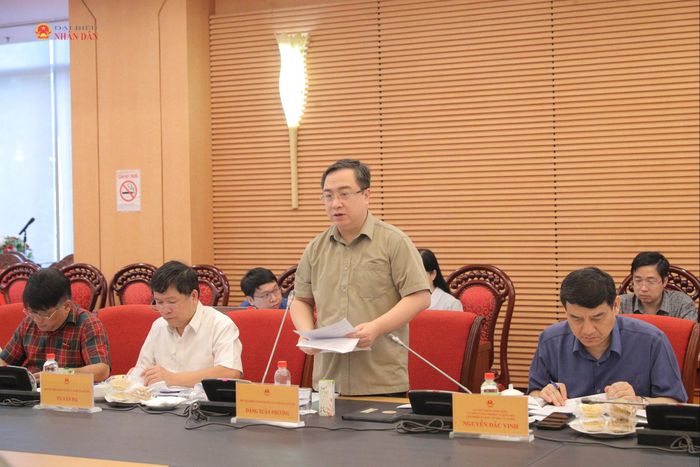 Phó Chủ nhiệm Ủy ban Văn hóa và Xã hội Đặng Xuân Phương trình bày dự thảo Báo cáo thẩm tra sơ bộ