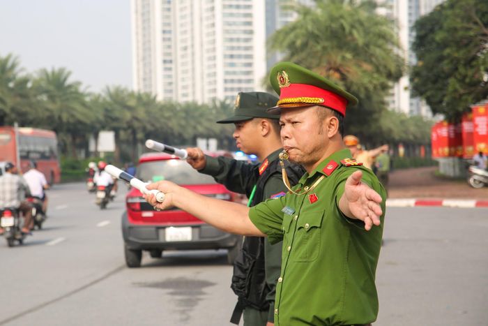 Công an phường Từ Liêm và lực lượng CSCĐ làm nhiệm vụ