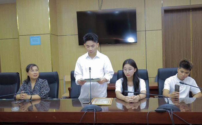 Sinh viên Bùi Trường Giang phát biểu tại buổi khen thưởng. Ảnh: BVCC