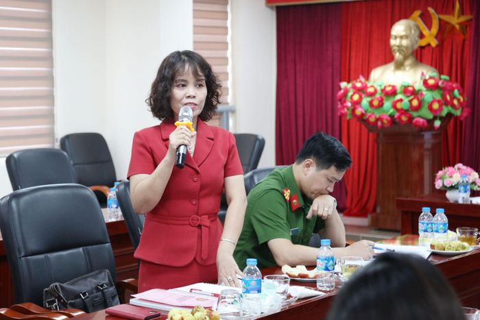 TS. Lương Thị Phương Lan, Trường Đại học Y Dược, Đại học Quốc gia Hà Nội trình bày tham luận. Ảnh: An Nhiên