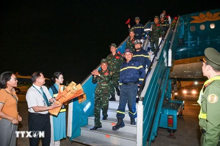 Lực lượng cứu nạn, cứu hộ Việt Nam về đến Hà Nội, hoàn thành sứ mệnh hỗ trợ Venezuela khắc phục hậu quả trận động đất kép xảy ra hôm 24/6. Ảnh: TTXVN.
