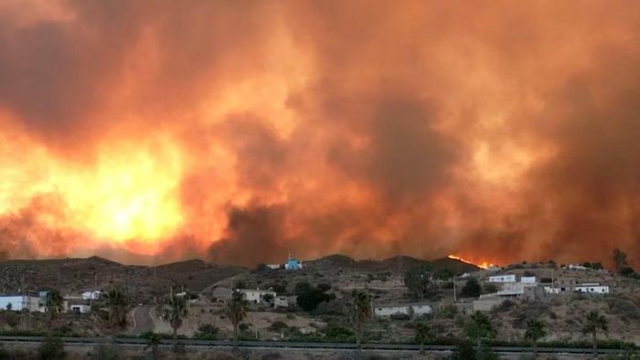 Đám cháy ở Almeria bùng lên ở thời điểm Tây Ban Nha đối mặt đợt nắng nóng đỉnh điểm. Ảnh: Reuters
