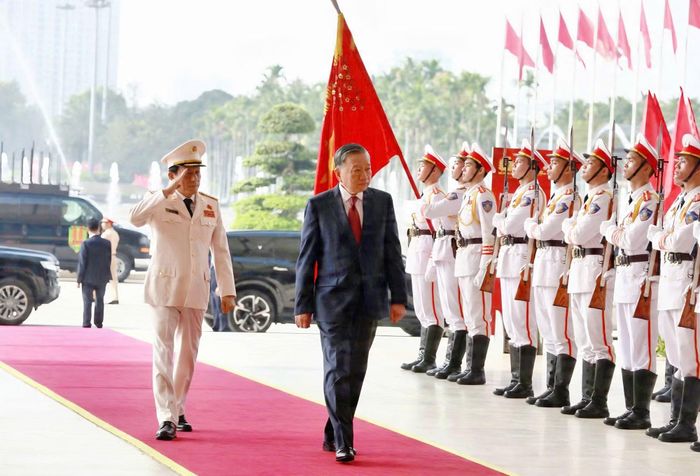 Tổng Bí thư, Chủ tịch nước Tô Lâm duyệt đội danh dự CAND Việt Nam.