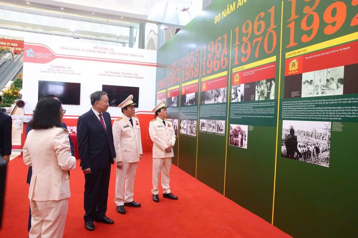 Tổng Bí thư, Chủ tịch nước Tô Lâm và các đại biểu đã tham quan các gian hàng triển lãm chào mừng 80 năm Ngày truyền thống lực lượng An ninh nhân dân.