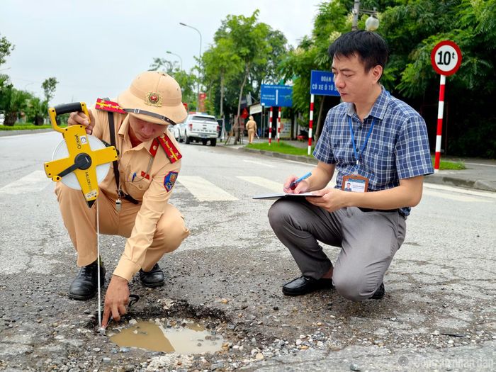 Đoàn liên ngành ghi nhận những bất cập về hạ tầng giao thông để có biện pháp khắc phục.
