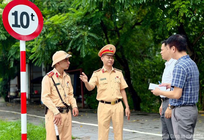Tổ công tác Đội CSGT số 15 phối hợp với chính quyền địa phương kiểm tra thực tế hệ thống biển báo hạn chế trọng tải trên đường Lê Hữu Tựu (xã Phúc Thịnh).