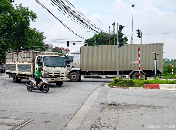 Nhiều phương tiện có tải trọng lớn lưu thông trên tuyến.