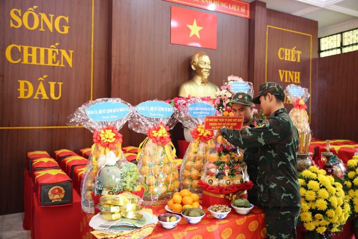 Các cán bộ chiến sĩ chăm chút tỉ mỉ nơi lưu giữ hài cốt liệt sĩ đã tìm được.