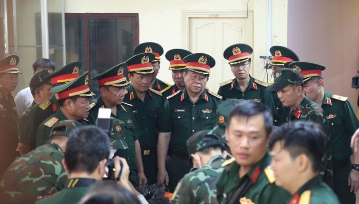 Đại tướng Nguyễn Trọng Nghĩa cùng đoàn công tác trực tiếp chứng kiến các công đoạn xử lý, phân loại các di vật, hài cốt liệt sĩ.