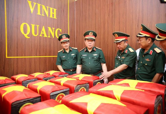 Đoàn công tác trong phòng lưu các bộ hài cốt liệt sĩ đã tìm thấy.